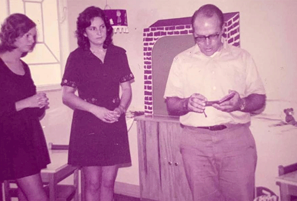 Fundadoras Iole Vitti e Marisa Figueiredo inaugurando a escola com as bênçãos de Padre Thomas Delaney - 1972