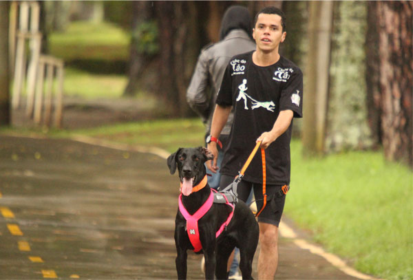 Treinador de cães vem a Poços e apresenta o Canicross, o esporte