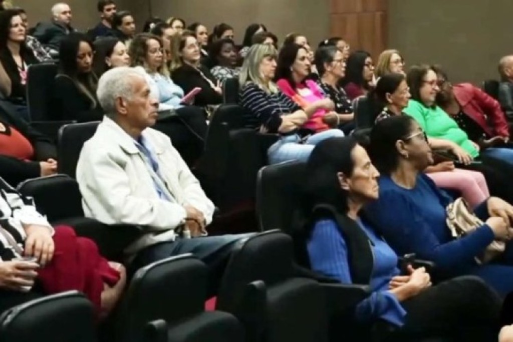 Servidores municipais de Arcos durante a Audiência Pública realizada na Câmara