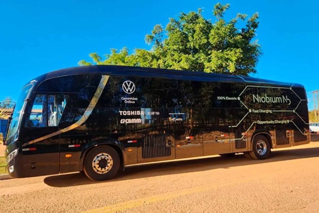 Protótipo do ônibus elétrico com bateria de nióbio de carregamento ultrarrápido lançado em Araxá (Gil Leonardi/Imprensa