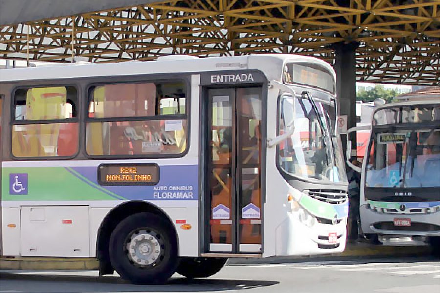 Ônibus da Floramar no terminal urbano. Foto: Paulo Vitor